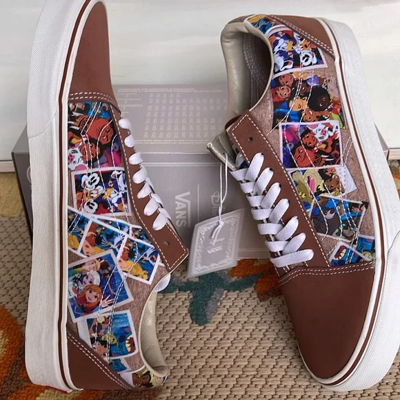 Vans Men’s Old Skool
Disney 100 Scrapbook Multi
VN0005UFBMB
Sneakers - Picture 11 of 16